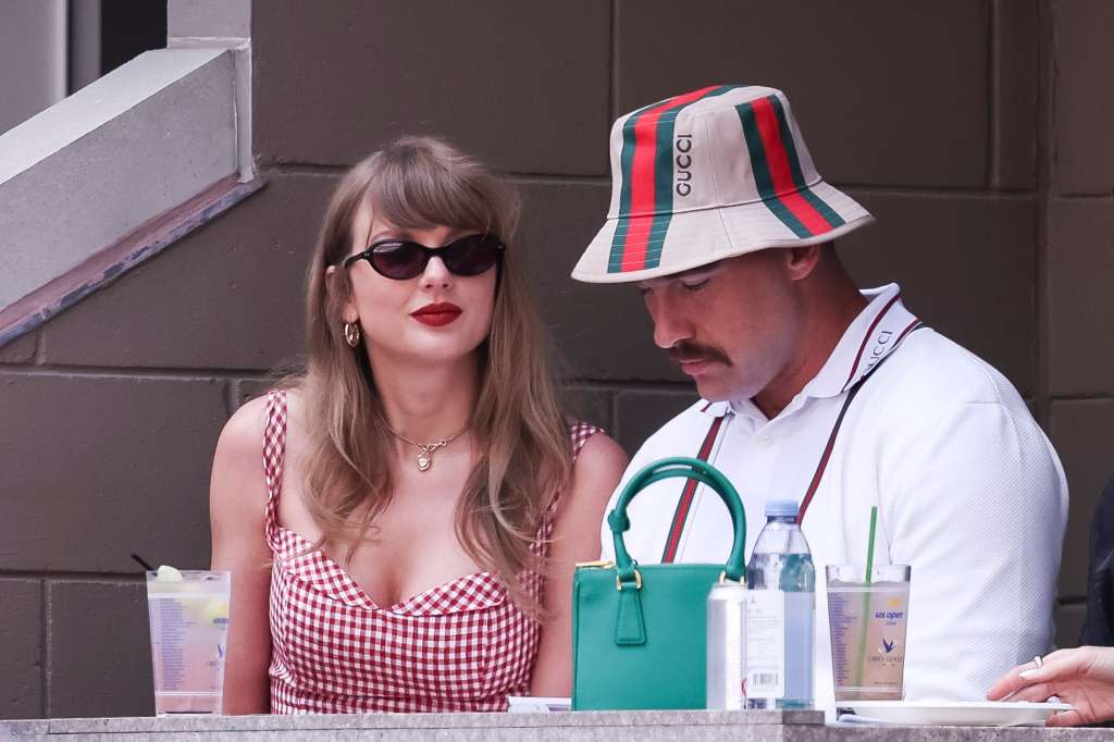 Flushing Meadows (United States), 08/09/2024.- Taylor Swift (L) and football player football player Travis Kelce during the Men'Äôs finals match Jannik Sinner of Italy and Taylor Fritz of the US at the US Open Tennis Championships at the USTA Billie Jean King National Tennis Center in Flushing Meadows, New York, USA, 08 September 2024. (Tenis, Italia, Nueva York) EFE/EPA/SARAH YENESEL
