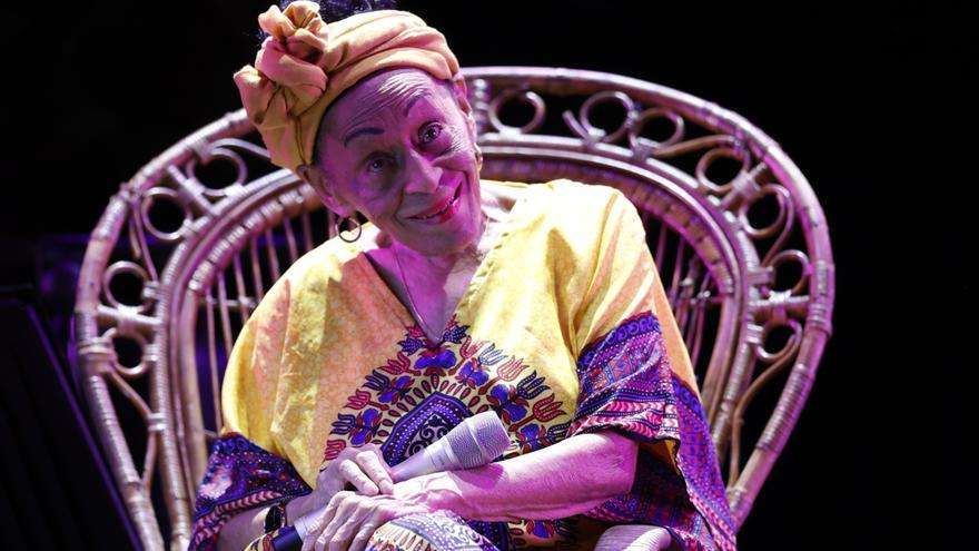 La cantante cubana Omara Portuondo durante el concierto de su última gira mundial "Vida", en una fotografía de archivo.