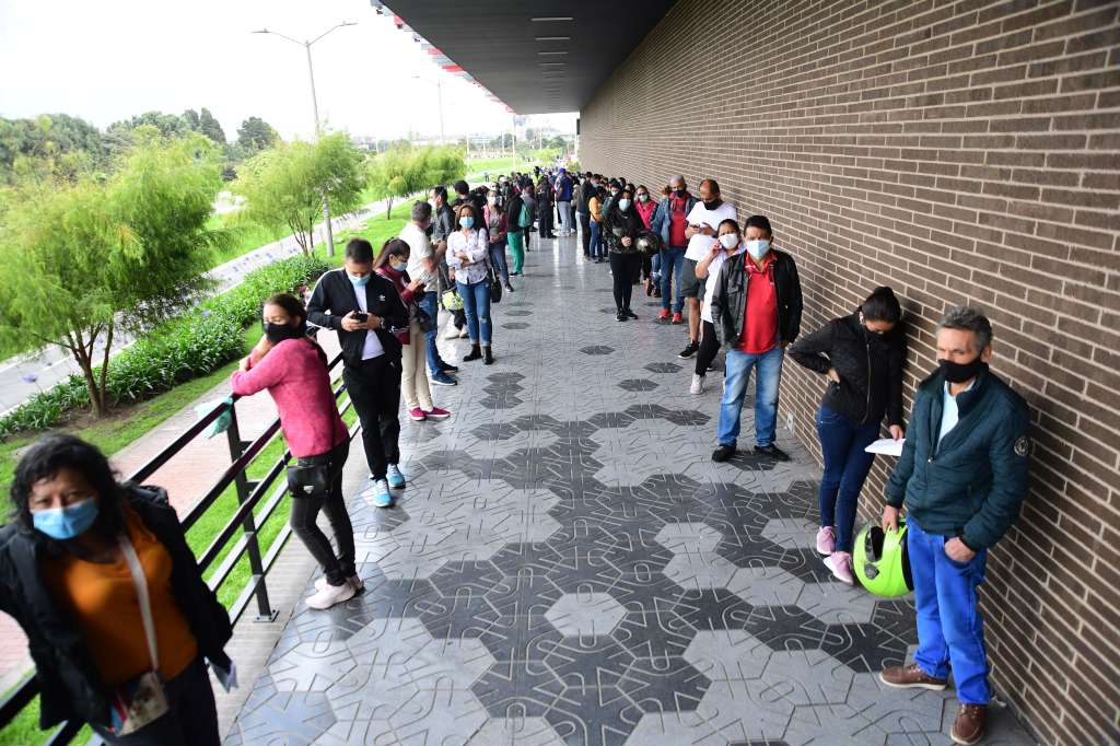 Filas y jornadas de vacunación contra el Covid -19 en diversos puntos de la capital