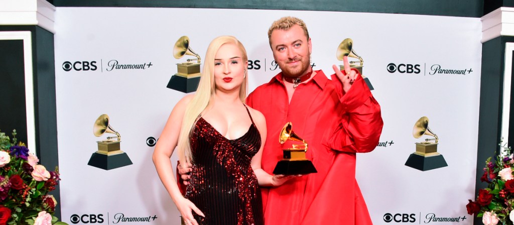 Sam Smith se catapultó como uno de los personajes con más estilo de la noche.