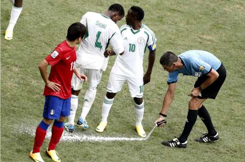 Disputa legal entre la FIFA y creadores del espray que usan los árbitros