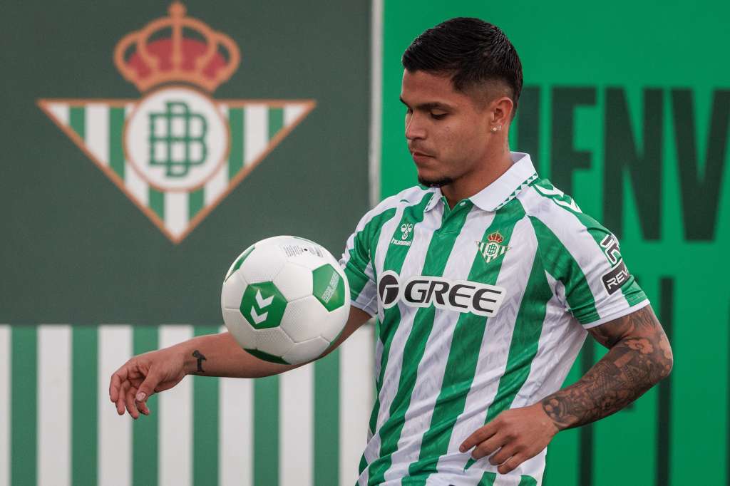SEVILLA, 05/02/2025,- El delantero colombiano Juan Camilo 'Cucho' Hernández, procedente del Columbus Crew estadounidense, durante su presentación como nuevo jugadores del Betis, este miércoles en la Ciudad Deportiva del club sevillano. EFE/ Julio Muñoz