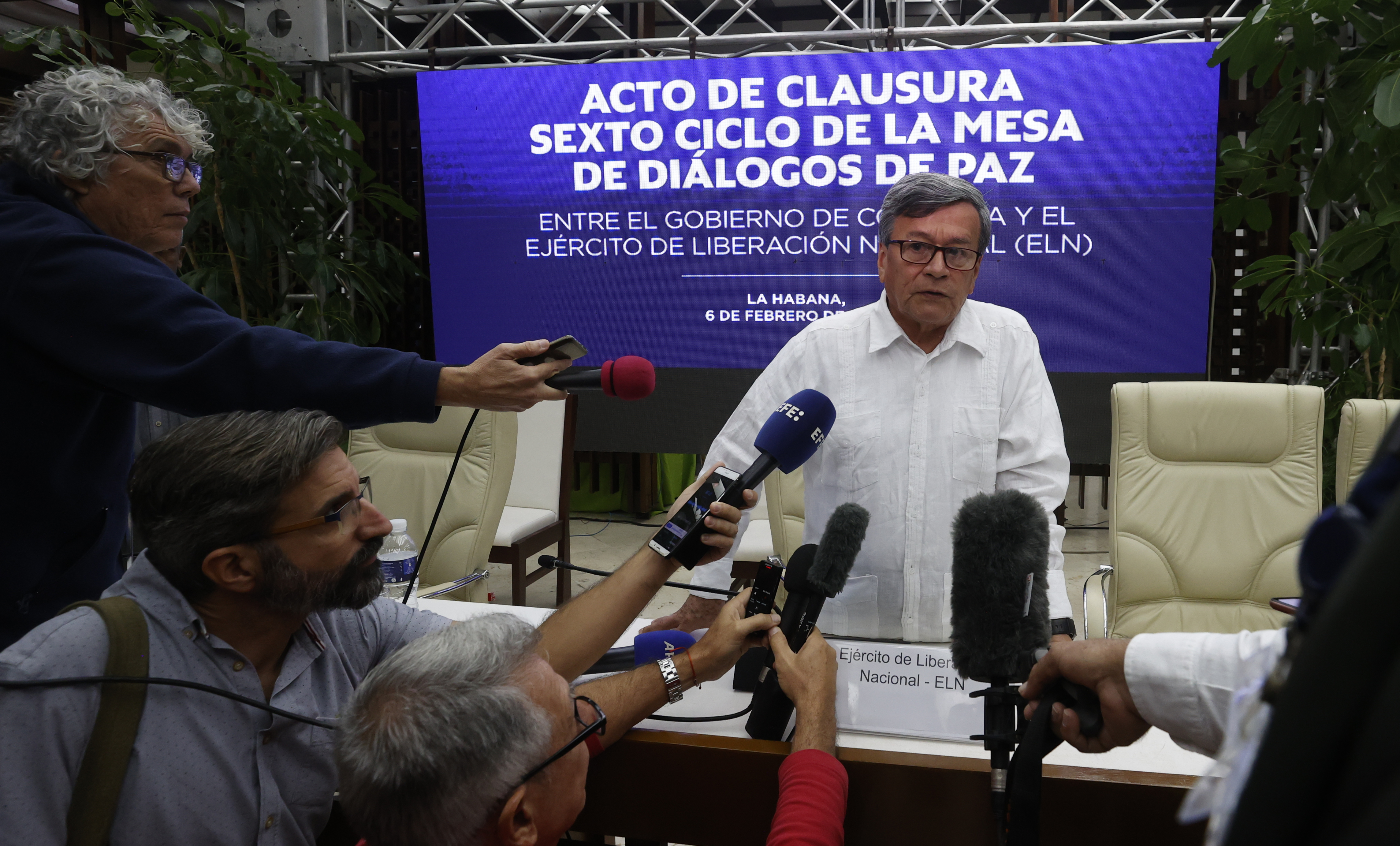 AME6394. LA HABANA (CUBA), 06/02/2024.- Pablo Beltrán, jefe negociador del Ejército de Liberación Nacional (ELN), habla con los medios de comunicación tras una sesión del sexto ciclo de negociaciones con el Ejército de Liberación Nacional (ELN), hoy, en La Habana (Cuba). El Gobierno colombiano y el Ejército de Liberación Nacional (ELN) anunciaron este lunes un acuerdo para crear un "fondo multidonante para el proceso de paz" en la clausura del sexto ciclo de negociaciones, celebrado en La Habana. EFE/ Ernesto Mastrascusa