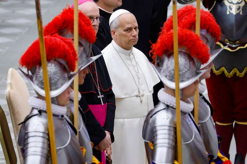 VATICAN CITY (Vatican City State (Holy See)), 06/05/2026.- Pope Leo XIV (C) during a swearing-in ceremony at the Paul VI audience hall in the Vatican, 06 May 2026. 28 new recruits of the Pontifical Swiss Guard will take their oath of loyalty to Pope Leo XIV. (Papa) EFE/EPA/FABIO FRUSTACI