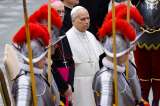 El papa León llamó a su banco en EE. UU. a cambiar sus datos: le colgaron y no le creyeron