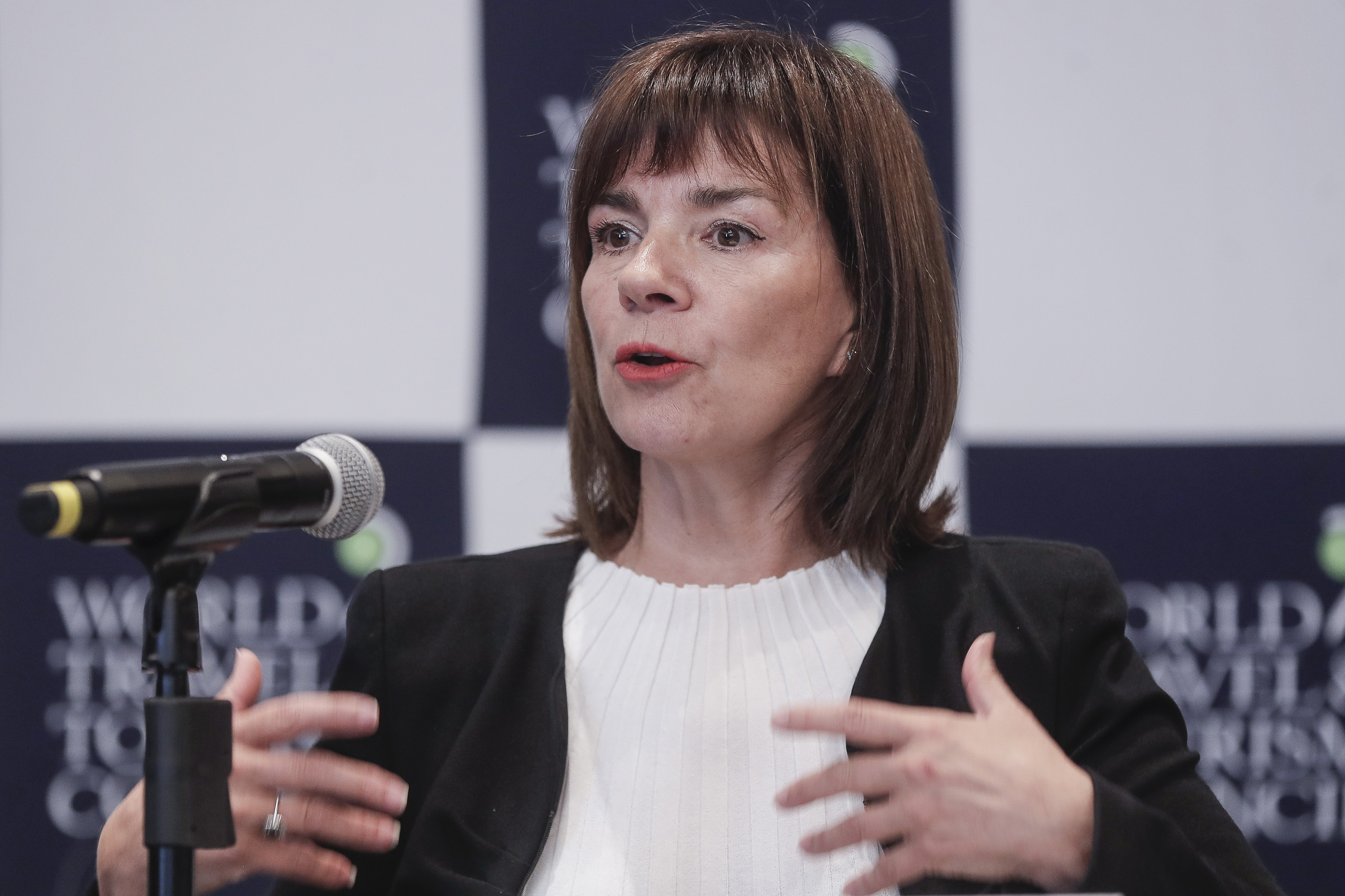 MEX1882. CIUDAD DE MÉXICO (MÉXICO), 25/06/2024.- La presidenta del Consejo Mundial de Viajes y Turismo (WTTC), Julia Simpson, participa este martes en una conferencia de prensa en la Ciudad de México (México). El sector turístico en el mundo experimentará cifras récord durante 2024 y en México contribuirá con más de 264.000 millones de dólares al producto interior bruto (PIB), estimó este martes la 'Investigación de Impacto Económico (EIR)' del Consejo Mundial de Viajes y Turismo (WTTC, en inglés). EFE/Isaac Esquivel