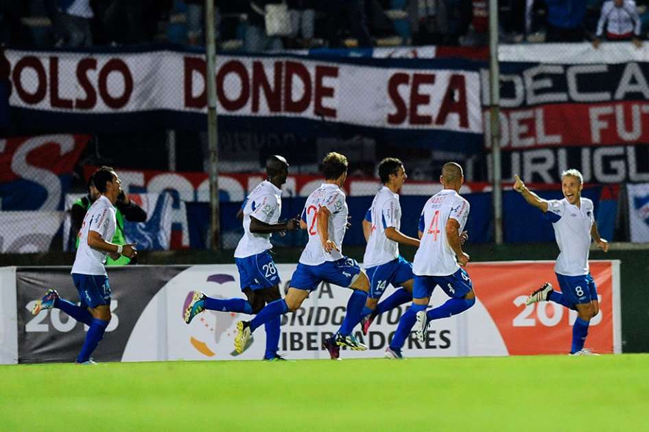 Israel Damonte celebra con sus compañeros del Nacional el gol que le anotó a Toluca.