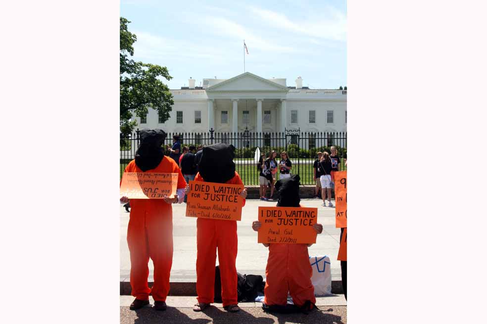 Foto del 3 de mayo 2013 en solidaridad con la huelga de hambre que cien de los 166 presos de la cárcel de Guantánamo. /EFE
