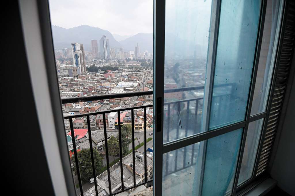 Edificio angosto en Bogotá se edificó al borde de las normas de construcción.