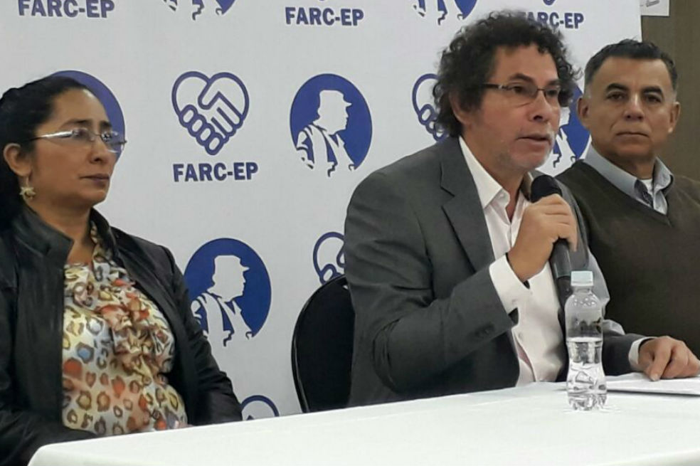 El integrante del secretariado de las Farc, Pastor Alape, durante la rueda de prensa. / Twitter @NCprensa