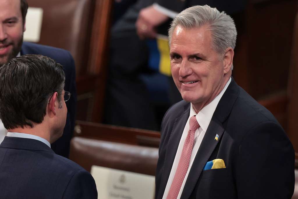 Washington (United States), 01/03/2022.- House Minority Leader Kevin McCarthy (R-CA) wears a Ukrainian flag lapel pin and a pocket hanky in the colors of Ukraine while waiting for the start of the State of the Union address during a joint session of Congress in the US Capitol's House Chamber, in Washington, DC, USA, 01 March 2022. (Ucrania, Estados Unidos) EFE/EPA/Win McNamee / POOL