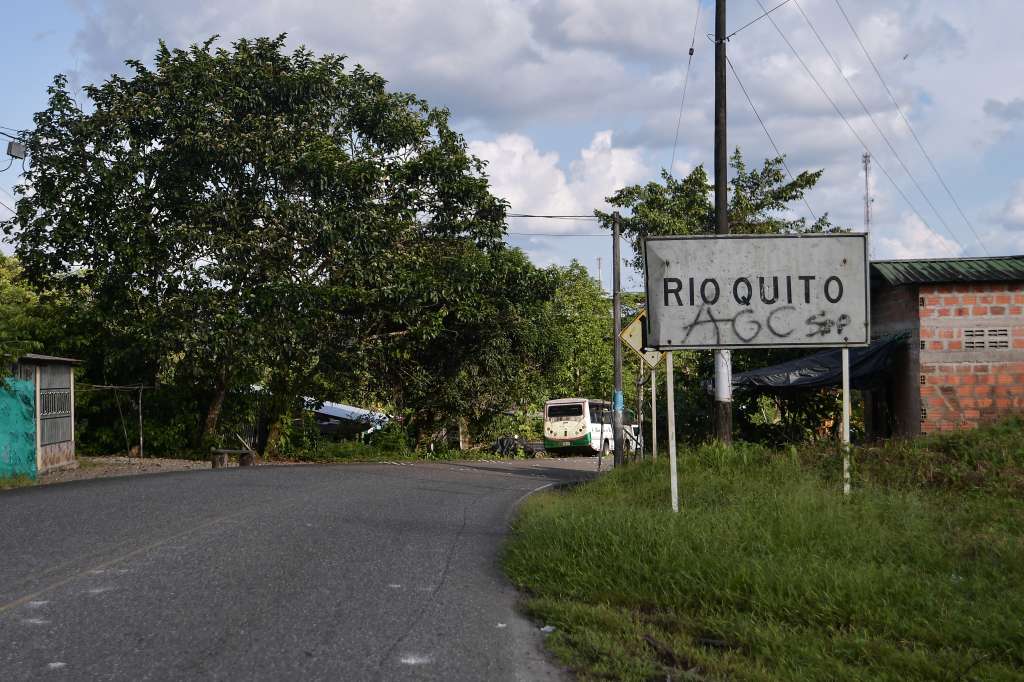 Graffitis de las AGC y ELN en Río Quito y Quibdó en el Chocó