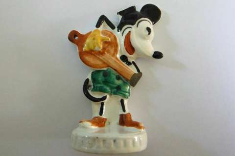 Descubren estatuilla de Mickey Mouse en campo de Auschwitz