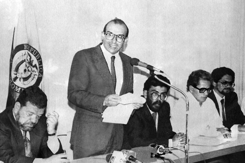 Humberto de la Calle junto a ‘Alfonso Cano’, ‘Francisco Galán’ e ‘Iván Márquez’ durante los diálogos de Caracas. / Archivo