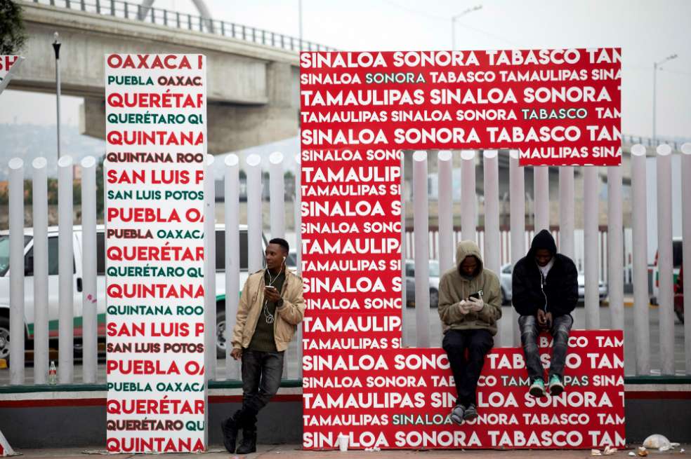 Al igual que Martínez, otros mexicanos esperan poder adelantar sus procesos migratorios para la temporada de fiestas. / EFE