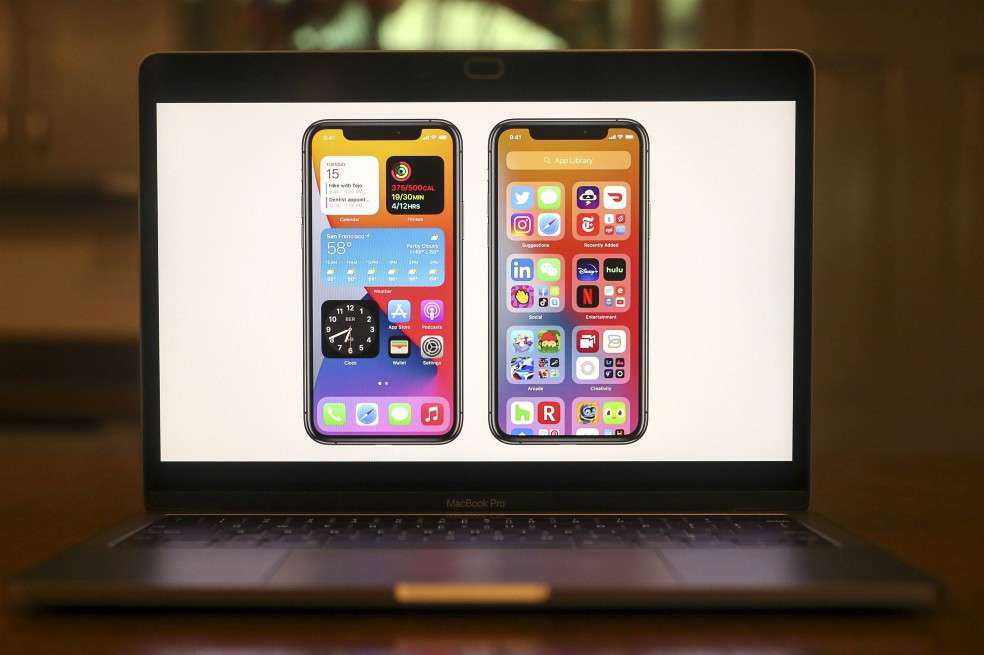 Apple incluyó una Biblioteca de Apps (o Apps Library), que permite ordenar estas herramientas por categoría y esconder páginas con aplicaciones para que no aparezcan en la pantalla principal.