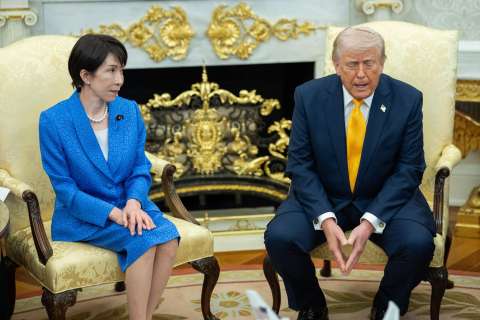 Hablando de Irán, Trump hace bromas sobre Pearl Harbor delante de primera ministra de Japón