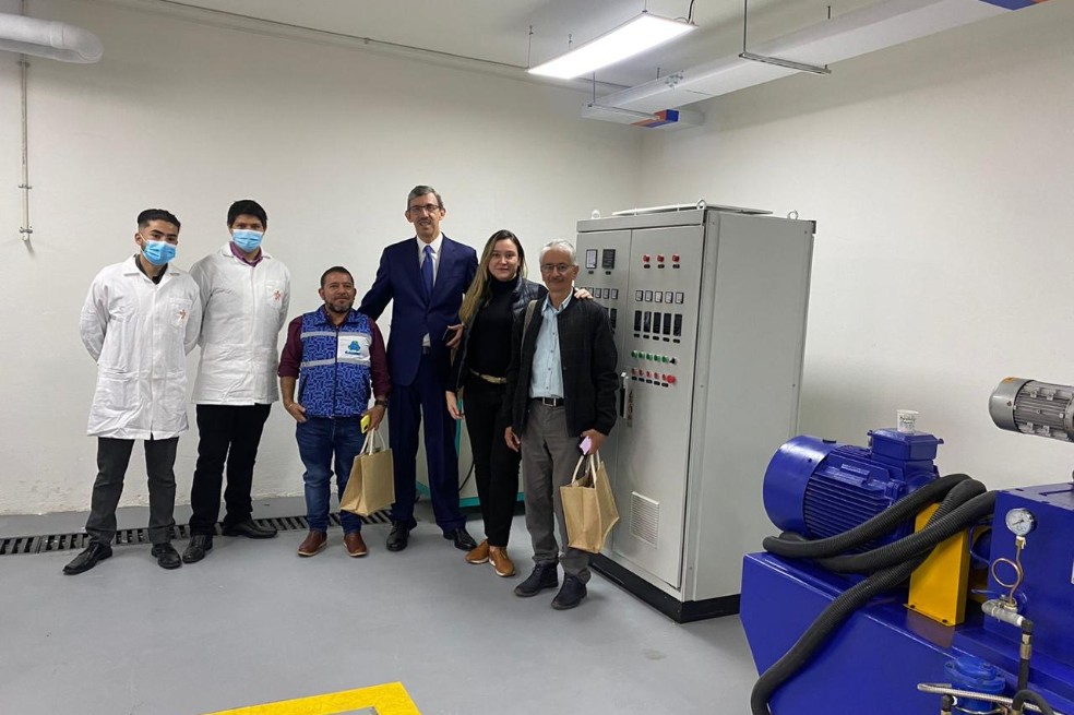 El laboratorio está ubicado en el Centro de Gestión Industrial del SENA en Bogotá. Fue construido con financiación de este centro de formación y del Gobierno alemán.