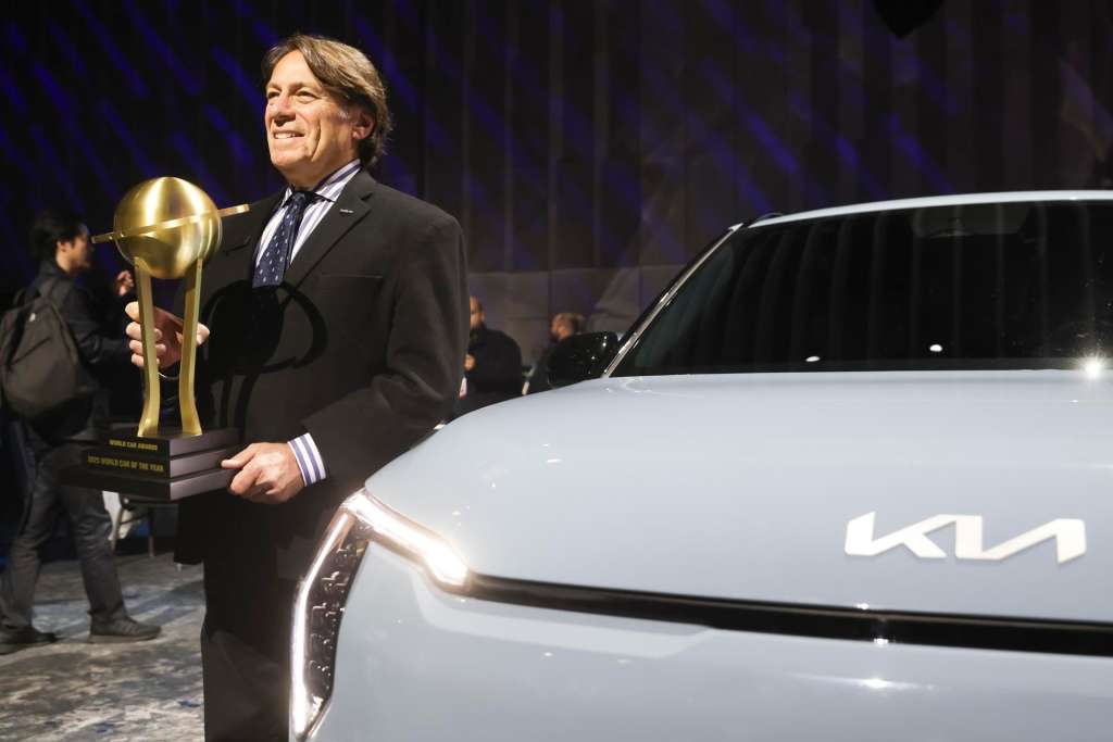 NEW YORK (United States), 16/04/2025.- Steven Center, Kia America's chief operating officer and executive vice president, holds the 2025 World Car of the Year Award for the Kia EV3 (R), during the New York International Auto Show at the Jacob Javits Convention Center in New York, New York, USA, 16 April 2025. (Nueva York) EFE/EPA/SARAH YENESEL