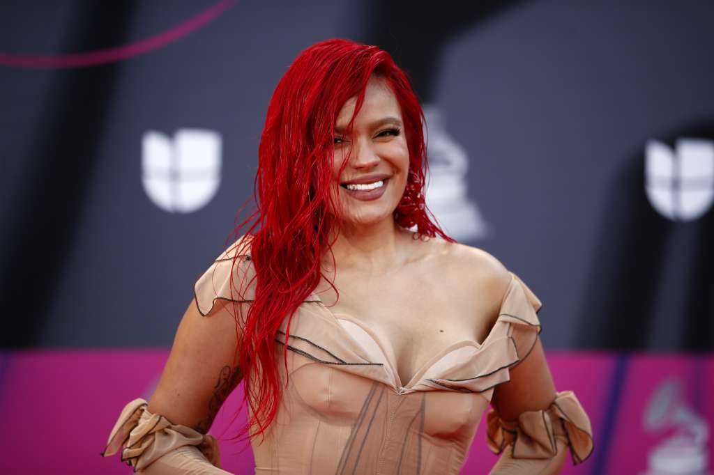 Las Vegas (United States), 17/11/2022.- Colombian singer Karol G arrives on the red carpet prior to the 23rd Annual Latin Grammy Awards at the Michelob Ultra Arena at Mandalay Bay in Las Vegas, Nevada, USA, 17 November 2022. The Latin Grammys recognize artistic and/or technical achievement, not sales figures or chart positions, and the winners are determined by the votes of their peers - the qualified voting members of the Latin Recording Academy. (Estados Unidos) EFE/EPA/CAROLINE BREHMAN