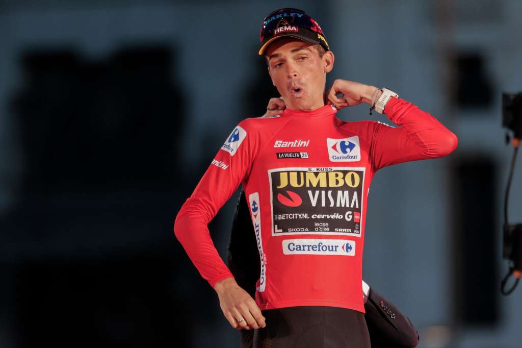 MADRID, 17/09/2023.- El ciclista estadounidense del Jumbo Visma, Sepp Kuss, recibe el maillot de lider en la clasificación general de la Vuelta Ciclista a España que ha finalizado hoy Domingo en Madrid. EFE/Manu Bruque.