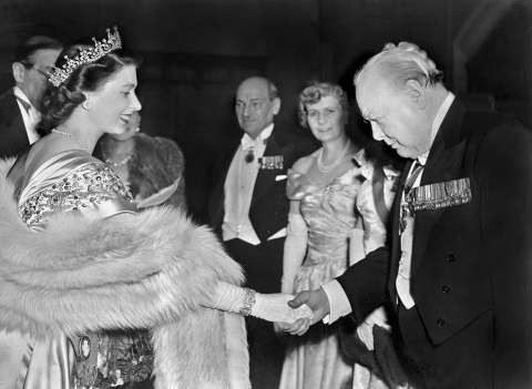La reina Isabel II y Winston Churchill, entre la política y la muerte