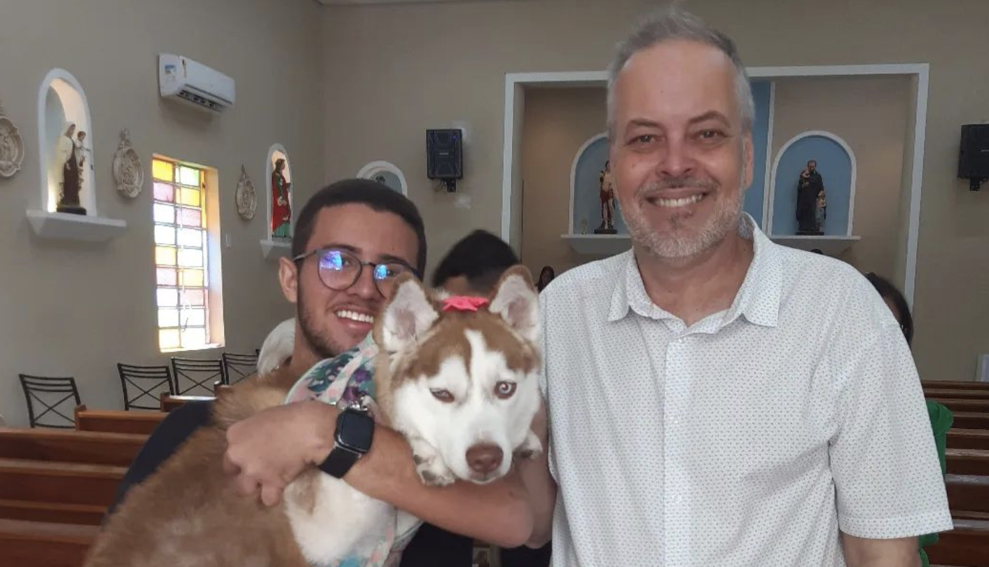 Con ayuda de sus feligreses da hogar a perros abandonados, pues es su comunidad la que le ayuda con donación de alimento para caninos y medicamentos.