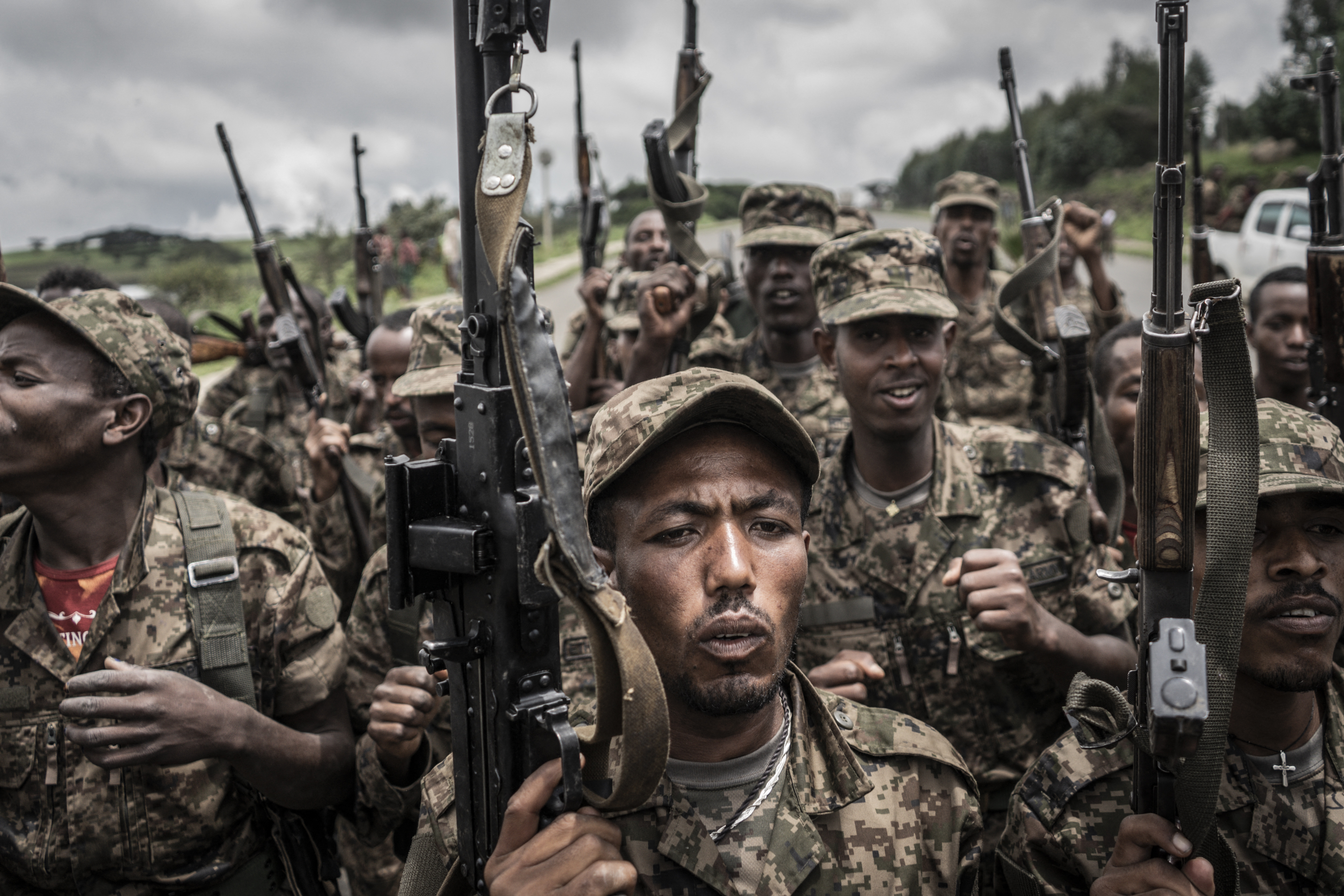 Soldados de las Fuerzas de Defensa Nacional de Etiopía (ENDF) gritan consignas después de terminar su entrenamiento en el campo de Dabat, 70 kilómetros al noreste de la ciudad de Gondar, Etiopía, el 14 de septiembre de 2021.