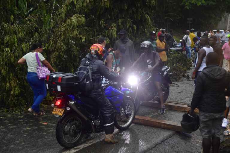 La Policía hizo presencia para ayudar al flujo de los vehículos y garantizar la seguridad.