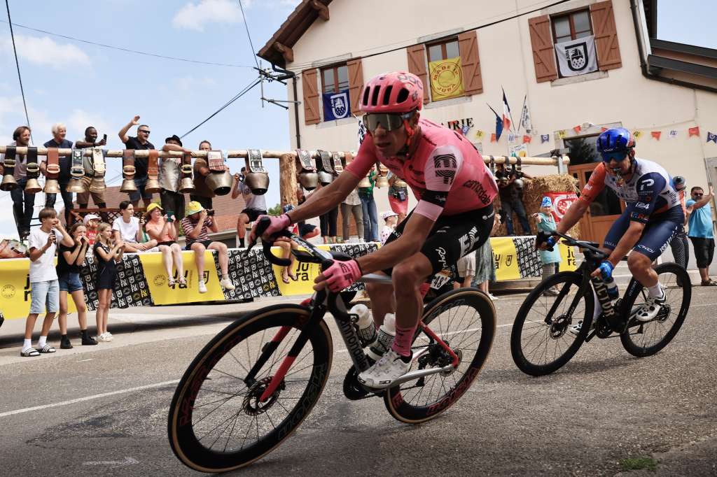 Poligny (France), 21/07/2023.- Colombian rider Rigoberto Uran of team EF Education-EasyPost in action during the 19th stage of the Tour de France 2023, a 173kms race from Moirans-en-Montagne to Poligny, France, 21 July 2023. (Ciclismo, Francia) EFE/EPA/CHRISTOPHE PETIT TESSON