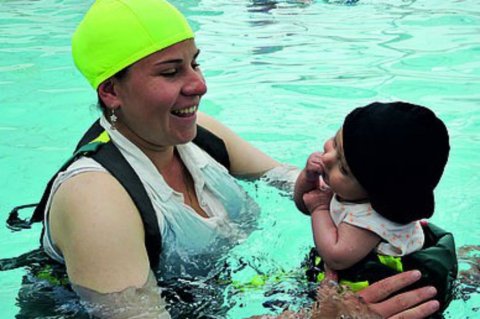Diseñan cargador de bebés para piscinas y playa