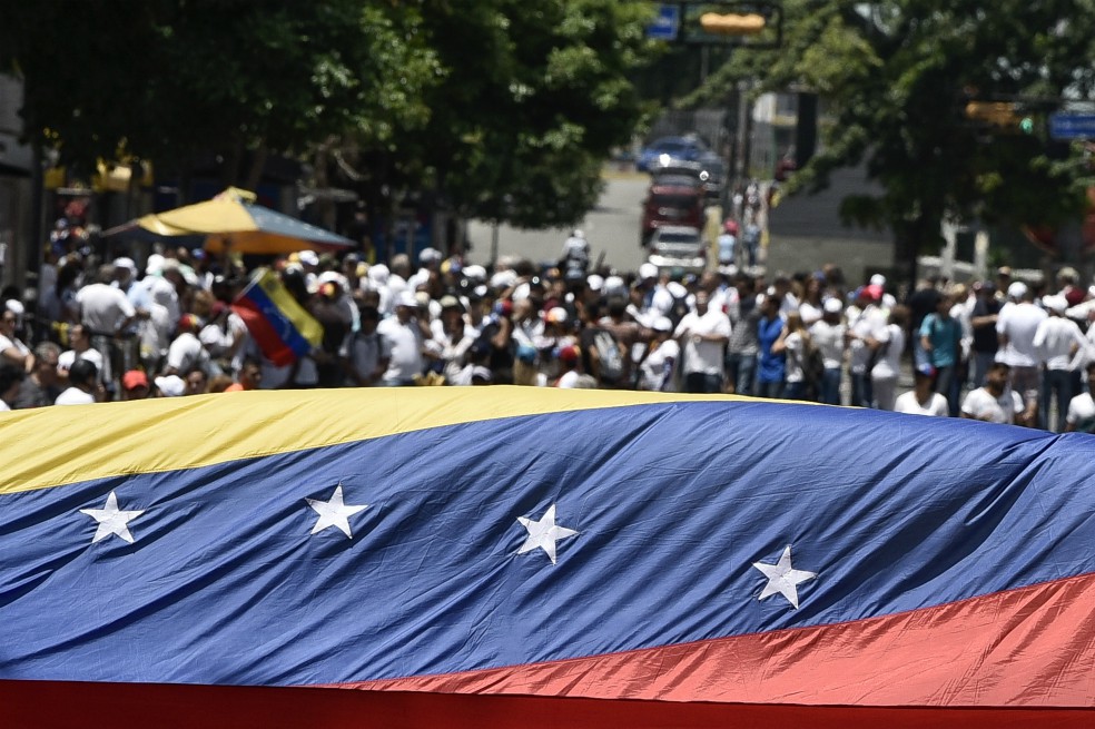 Venezuela salió en diciembre pasado de una hiperinflación en la que entró en 2017 y que, por cuatro años, redujo el valor del bolívar, la moneda oficial, así como la confianza de los ciudadanos en ella, por lo que adoptaron de manera no oficial el dólar en un intento de proteger sus ingresos.