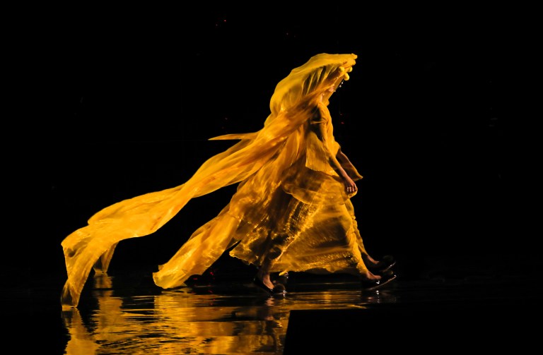 -FOTODELDÍA- PEKÍN, 25/03/2023.- Una modelo luce una creación de Qi Lin durante la Semana de la Moda de China, este sábado en Pekín. Este evento tiene lugar del 24 al 31 de marzo. EFE/WU HAO