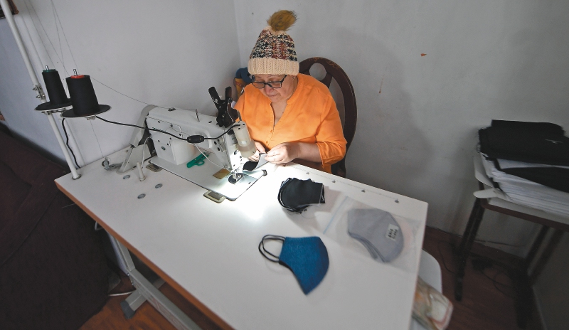 Los productos más vendidos en pandemia fueron los tapabocas, trajes antifluidos, tapetes desinfectantes y caretas. / José Vargas