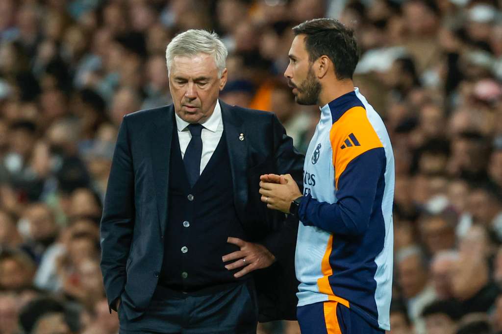 MADRID, 24/09/2024.- El técnico italiano del Real Madrid, Carlo Ancelotti (i) y su segundo, su hijo Davide, durante el encuentro correspondiente a la séptima jornada de Laliga EA Sports que Real Madrid y Alavés disputan hoy martes en el estadio Santiago Bernabéu, en Madrid. EFE / Juanjo Martín.