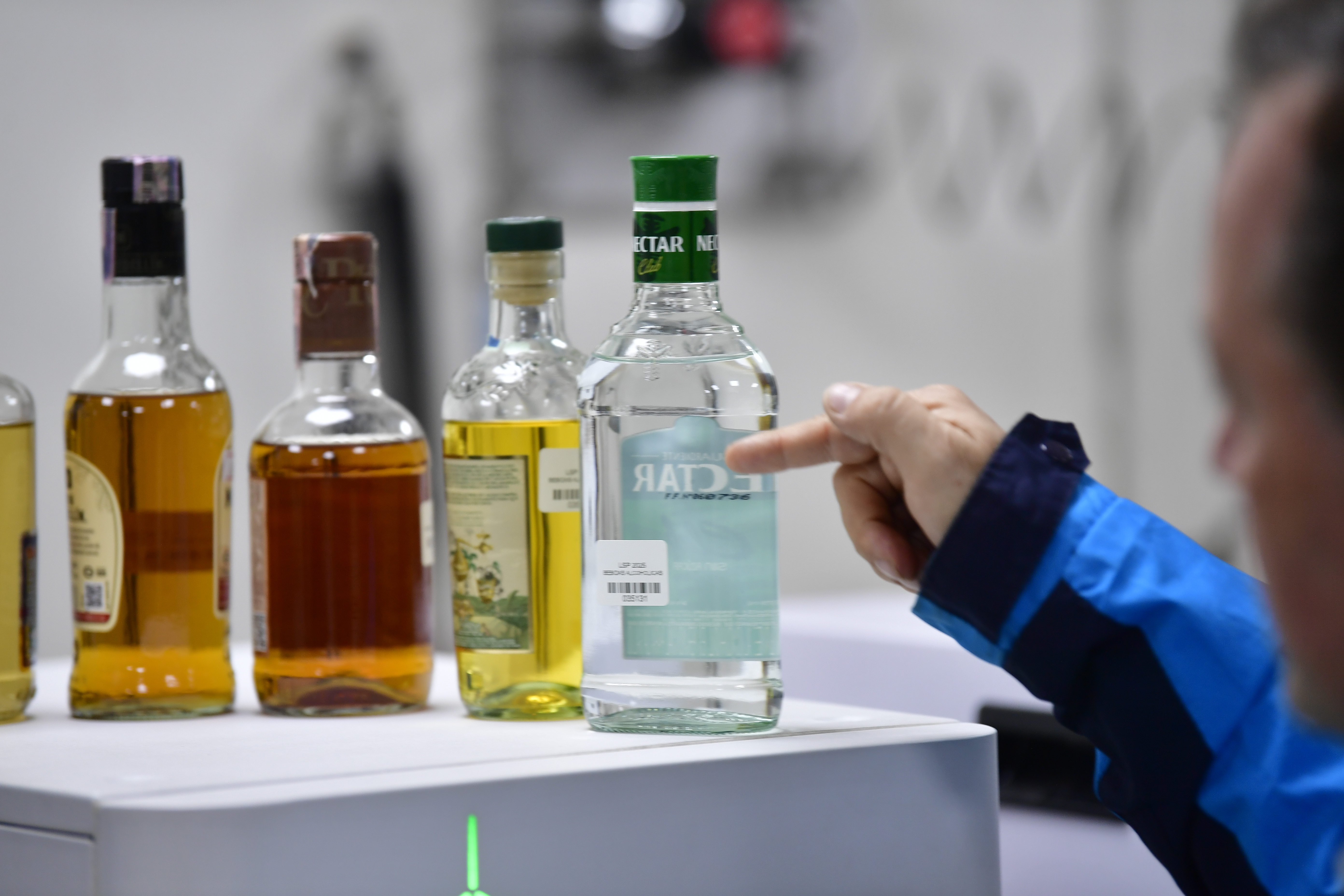 Laboratorios de la secretaria de Salud para la detección de licor adulterado y otros alimentos durante la temporada navideña