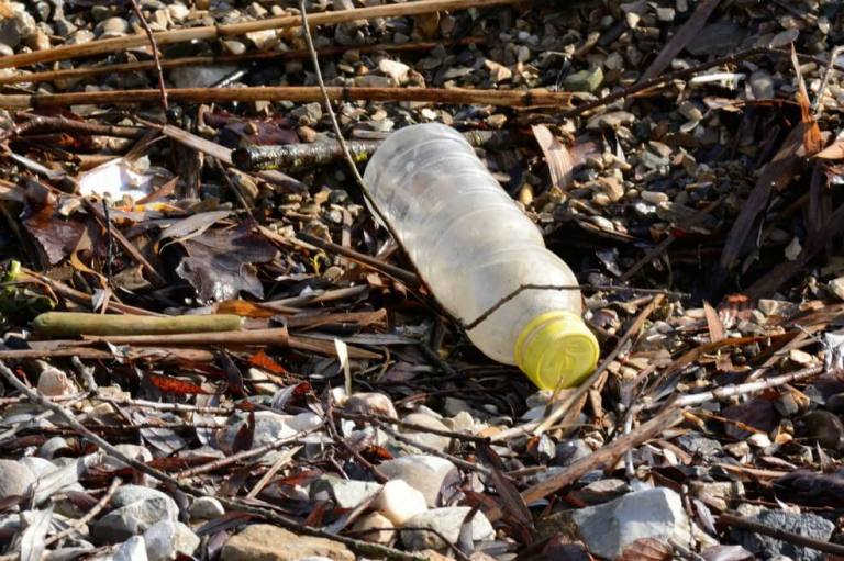 La isla del Océano Atlántico que se inundó de botellas plásticas