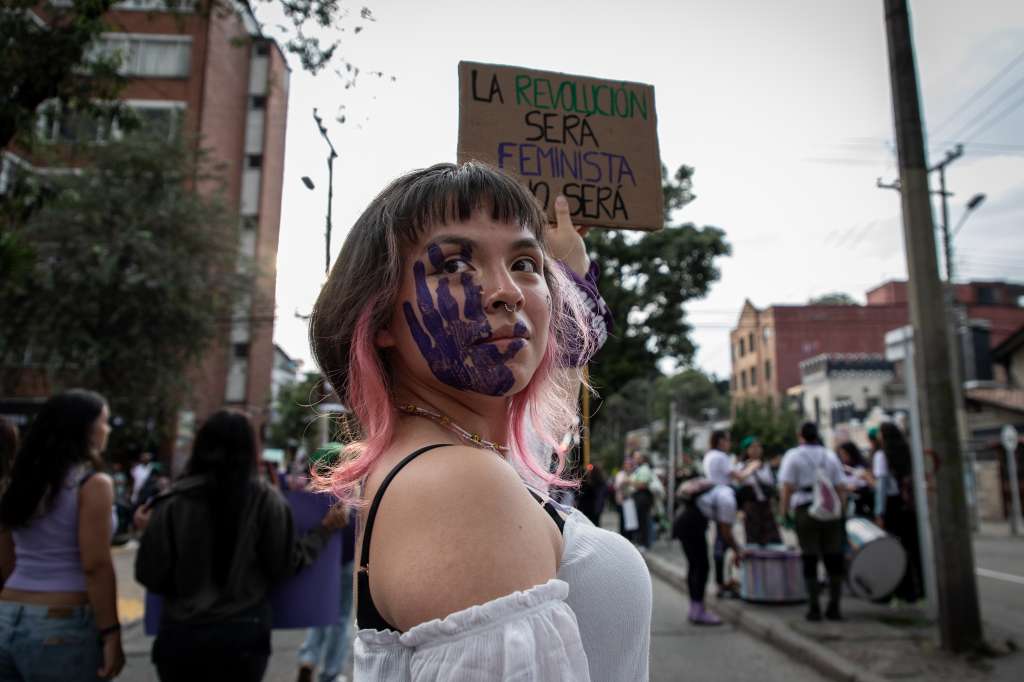 Marchantes que salieron a las calles este este sábado 8 de marzo desde la Calle 45 con carrera Séptima hasta la Plazoleta del Concejo de Bogotá en el marco de la conmemoración del Día Internacional de la Mujer