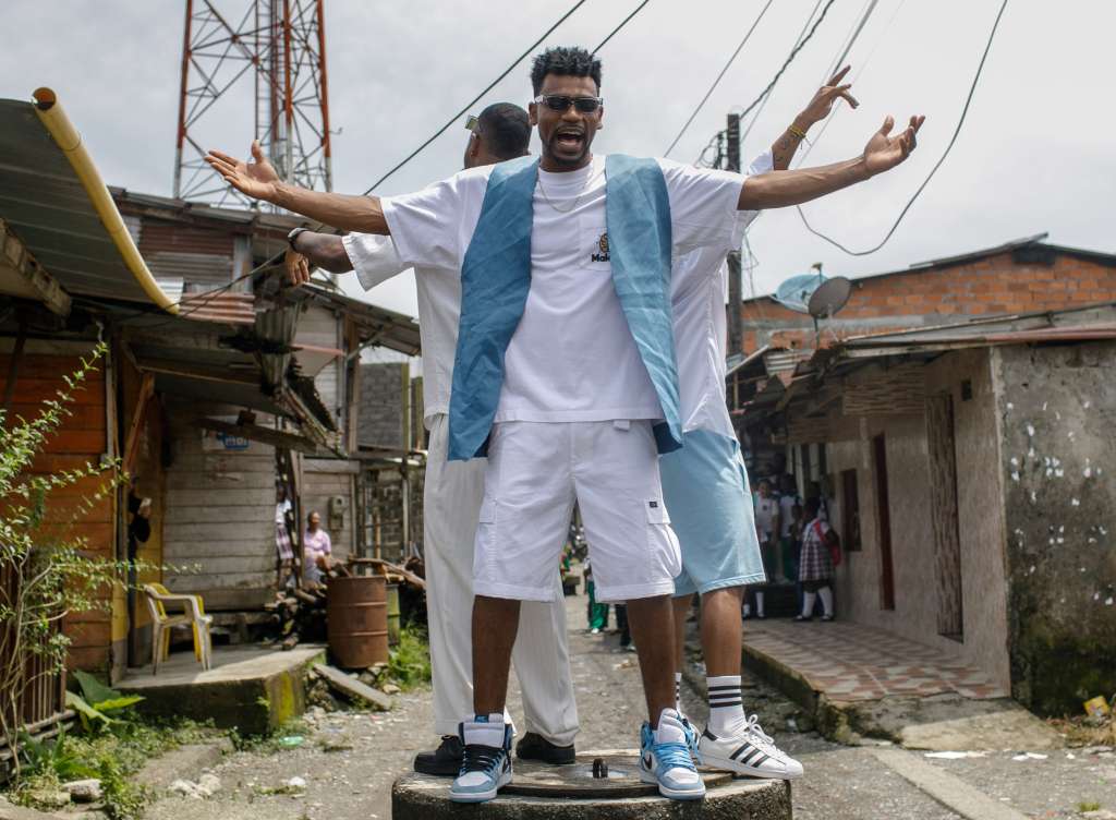 QUI400 QUIBDÓ (COLOMBIA), 28/08/2022.- Fotografía de archivo fechada el 31 de mayo de 2022 y cedida por Murcy que muestra al artista colombiano Tostao durante la grabación de un video en Quibdó (Colombia). Tostao es consciente de que los problemas sociales están desangrando al Chocó, el departamento colombiano del que es oriundo, y es por eso que apela al "ritmo exótico" para contar lo que vive su gente, pero al mismo tiempo busca con su nueva canción "La luz" reflejar la cultura de esa región. EFE/ Murcy / SOLO USO EDITORIAL/ SOLO DISPONIBLE PARA ILUSTRAR LA NOTICIA QUE ACOMPAÑA (CRÉDITO OBLIGATORIO)