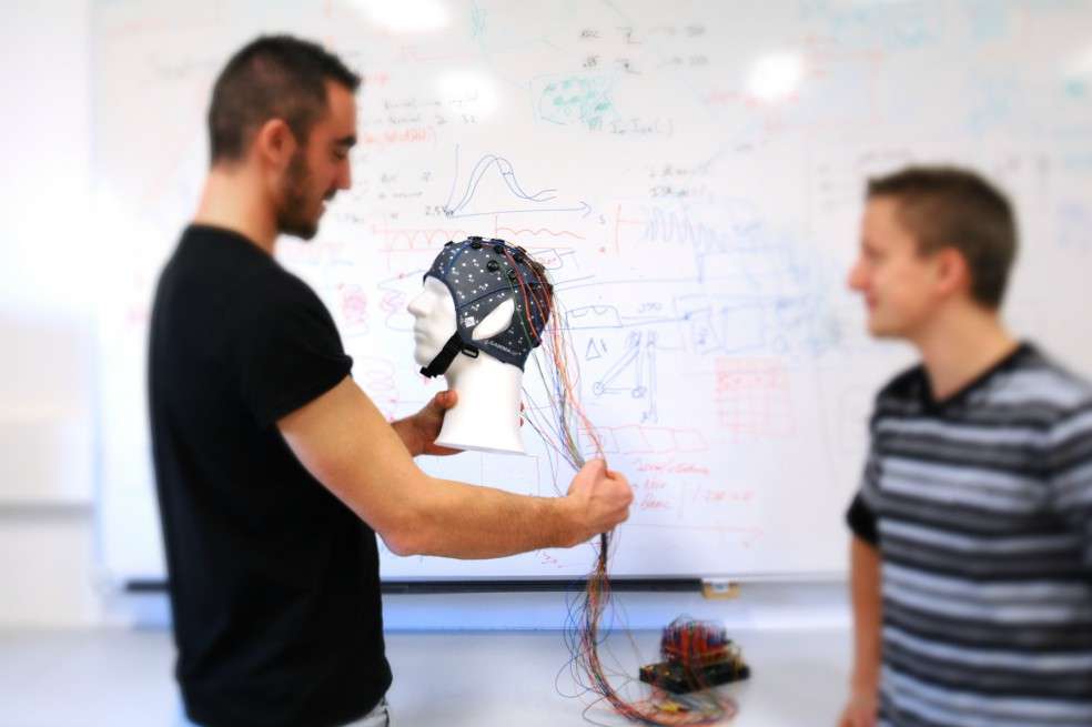 Los científicos deI Instituto Clinatec, en Francia, han desarrollado diferentes dispositivos para estimular con luz áreas del cerebro tanto a nivel intracraneal como desde la superficie.