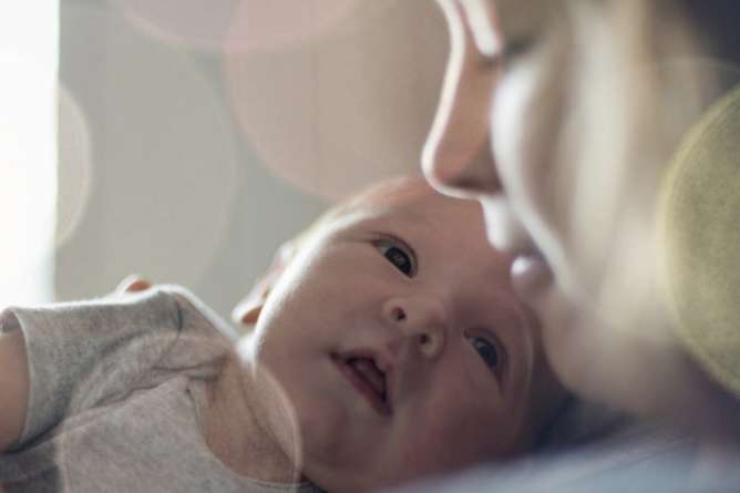 ¿Que? ve el bebe? cuando mira la cara de su madre?