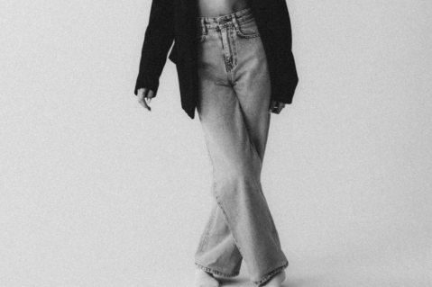 Pantalones que NO estarán de moda en 2025 (y los que sí serán tendencia)