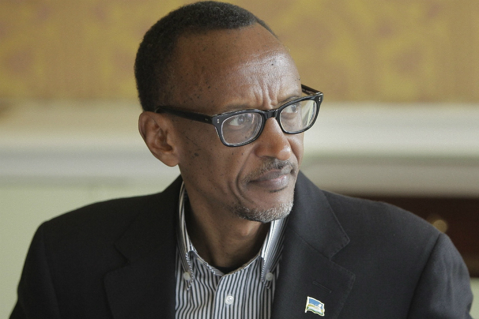 Paul Kagame es reconocido también por sus políticas progresistas sobre medio ambiente. En Ruanda ha tomado medidas contundentes para controlar la tala ilegal de bosques, restaurar ecosistemas y proteger el hábitat de los gorilas. / Wikimedia