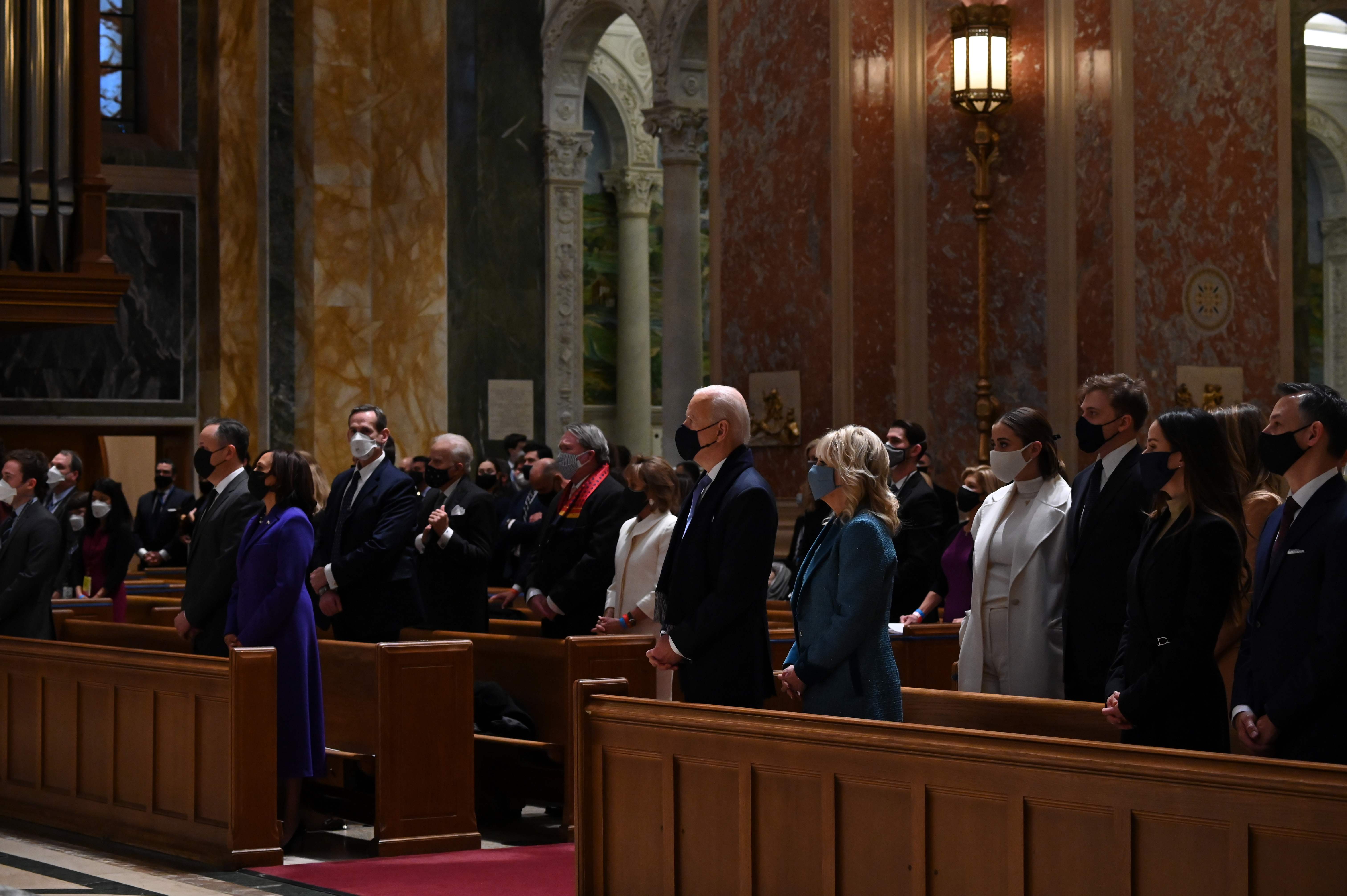 Joe Biden y su esposa, Jill, asisten a una misa previa a la toma de posesión.