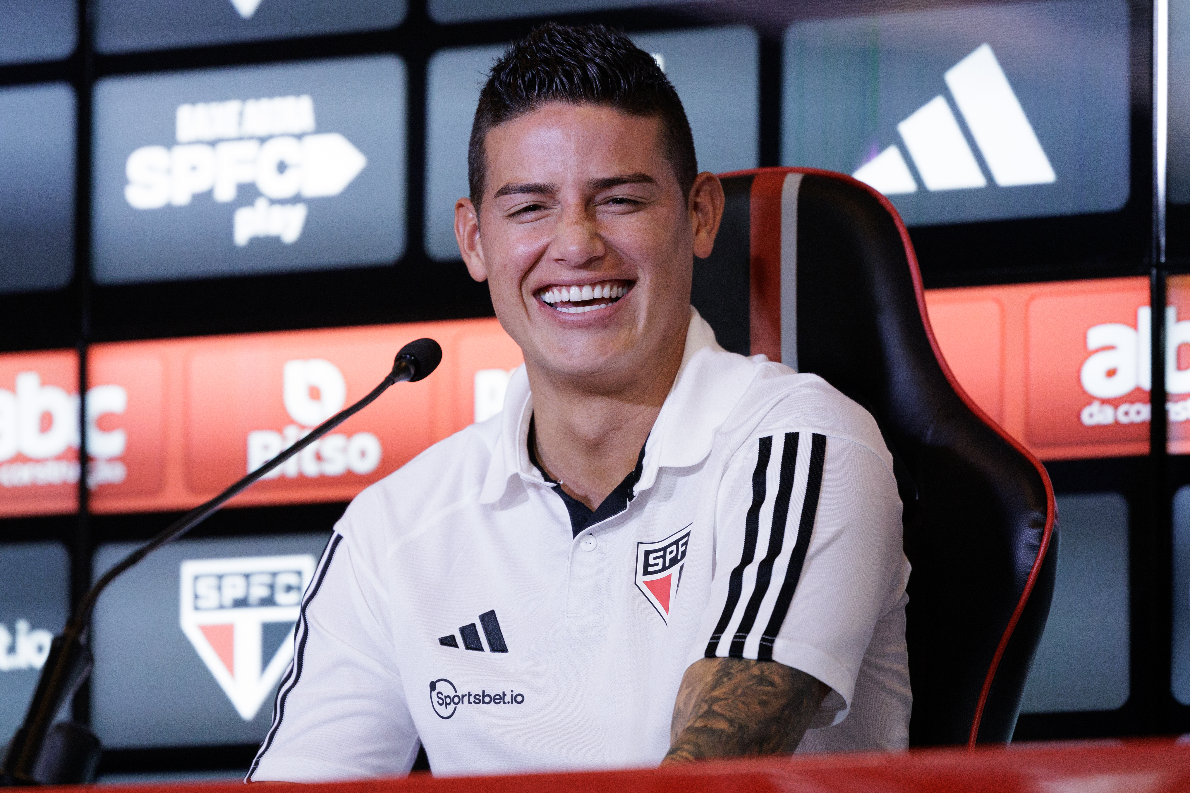 BRA100. SAO PAULO (BRASIL), 01/08/2023.- El futbolista colombiano James Rodríguez habla hoy, durante su presentación como nuevo jugador del club Sao Paulo, en Sao Paulo (Brasil). El Sao Paulo de Brasil anunció este martes en su centro de formación la contratación del centrocampista colombiano James Rodríguez, que estaba sin vínculos desde su salida del Olympiacos griego y con el que firmó un contrato que lo vincula hasta junio de 2025. EFE/ Isaac Fontana
