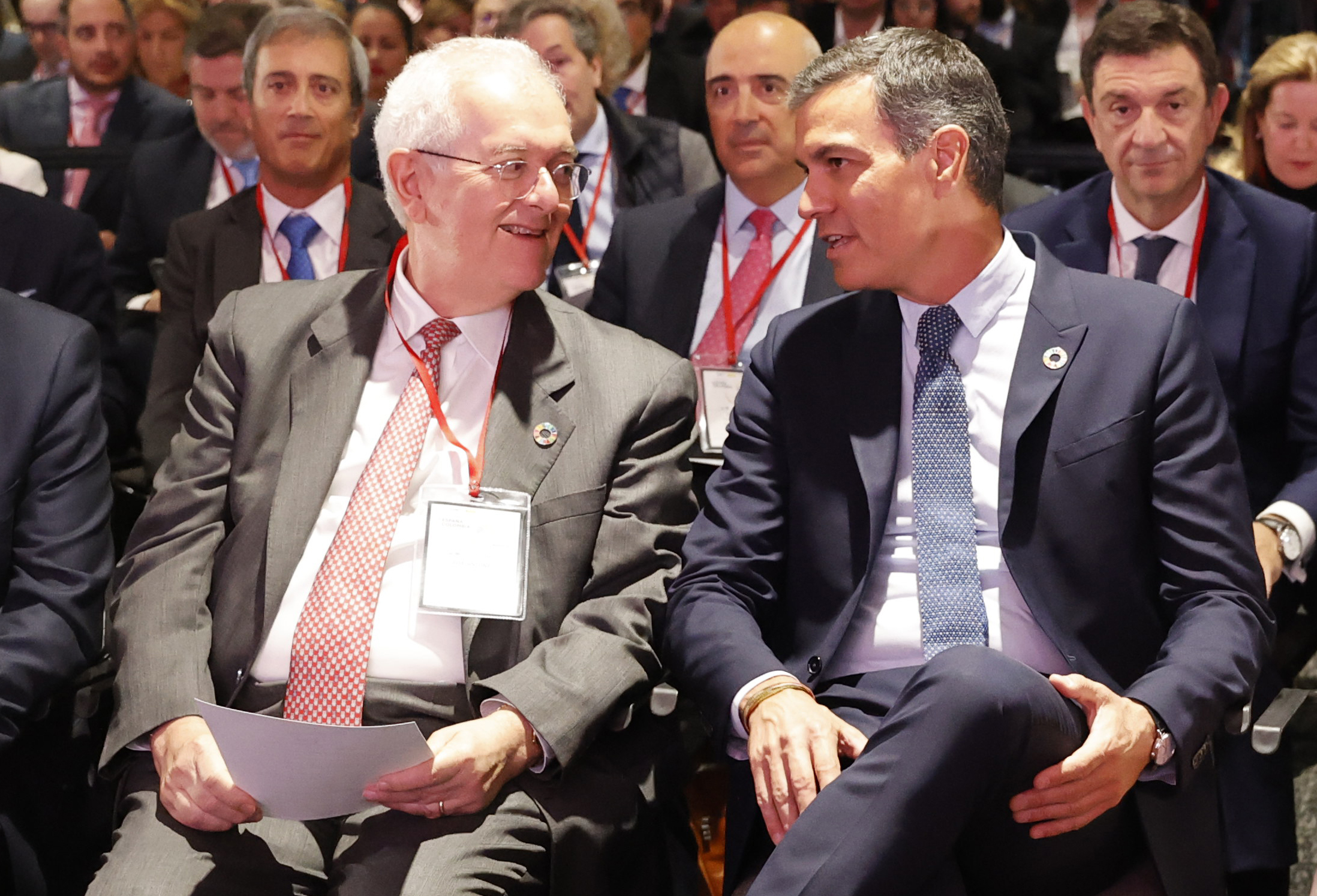 AME1360. BOGOTÁ (COLOMBIA), 24/08/2022.- El presidente del gobierno de España, Pedro Sánchez (d), habla con el ministro de Hacienda de Colombia, José Antonio Ocampo (i), durante la clausura del Encuentro Empresarial España Colombia hoy, en Bogotá (Colombia). EFE/ Mauricio Dueñas Castañeda