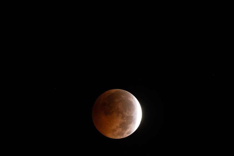 Imagen del eclipse capturada desde Dakar, en Senegal. Este fenómeno también es conocido de manera popular como “Luna de Sangre”.