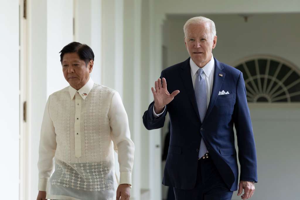 Washington (United States), 01/05/2023.- US President Joe Biden (R) and President of the Philippines Ferdinand Marcos Jr. (L) walk down the Colonnade to the Oval Office of the White House, in Washington, DC, USA, 01 May 2023. The visit of Marcos Jr. to the White House occurs after the US and Philippines conducted combat drills amidst tensions with China regarding Taiwan. (Filipinas, Estados Unidos) EFE/EPA/MICHAEL REYNOLDS / POOL