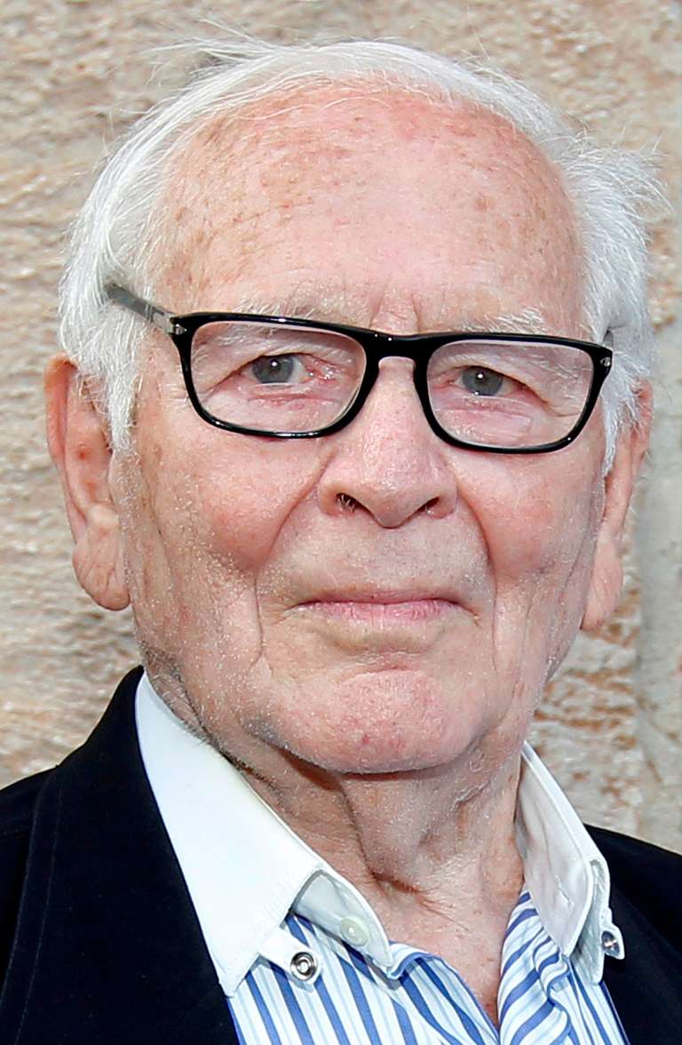 El diseñador francés Pierre Cardin posa para una fotografía mientras asiste a la presentación de la colección de moda 'Technobohemian' del actor y diseñador de moda estadounidense John Malkovich en el Chateau de l'Ange en Lumieres, cerca de Goult, en el sur de Francia, el 20 de julio de 2013. / EFE