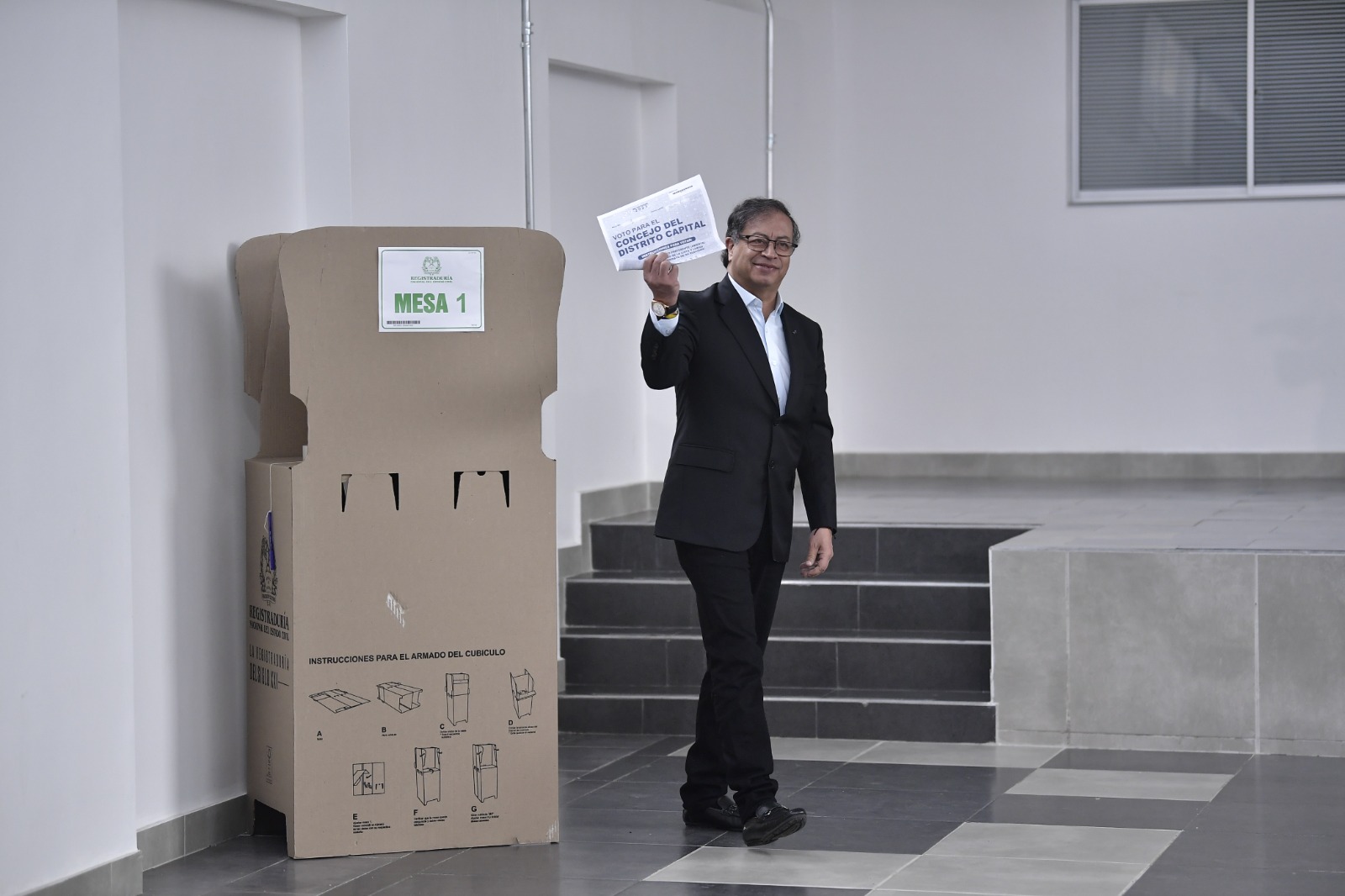 El presidente Gustavo Petro votó este domingo 29 de octubre en un colegio del sur de Bogotá.